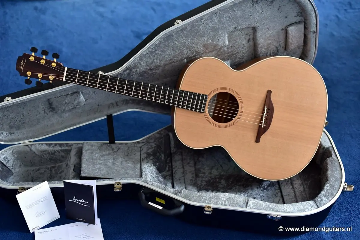 Lowden O22 Mahogany - Red Cedar - Diamond Guitars