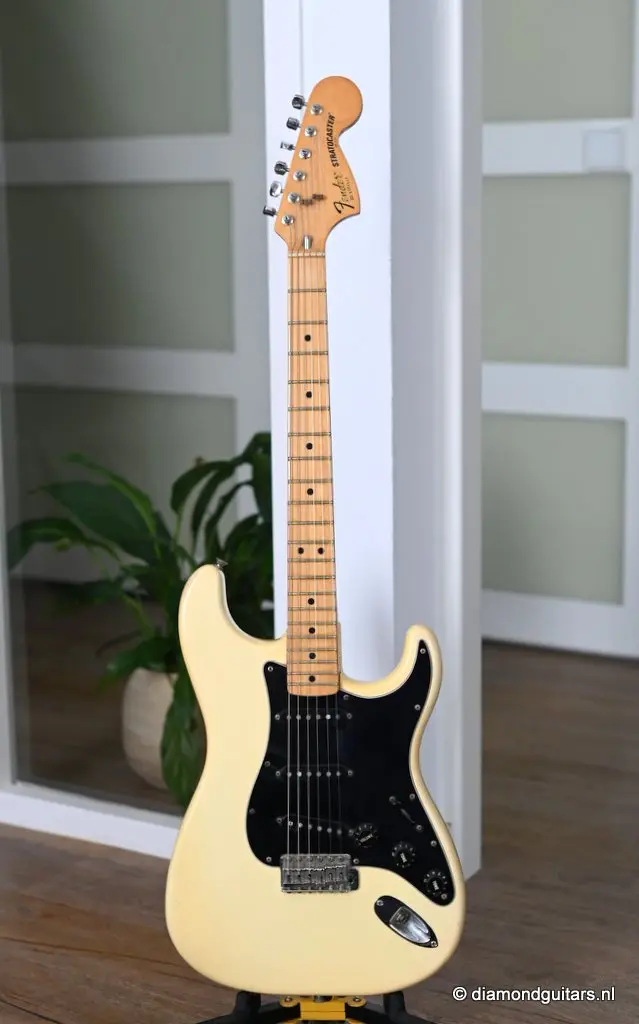 ホワイトソリッドボディエレキギター Set with fender case Max Audio Gigkit Set Electric Guitar Stratocaster with SSS